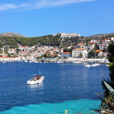 Πανσιόν Triple Hvar 141a Χβαρ