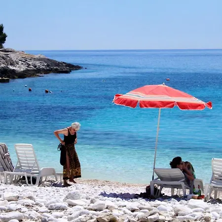 Triple Hvar 141a Πανσιόν
