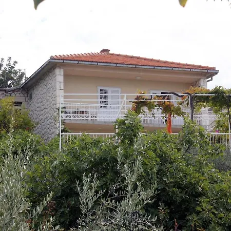 Triple Hvar 141a بيت ضيافة هفار